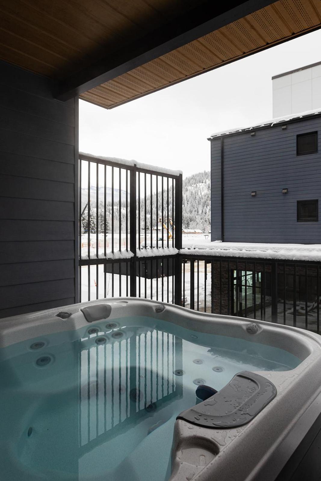 Tally Ho By Revelstoke Vacations Екстериор снимка